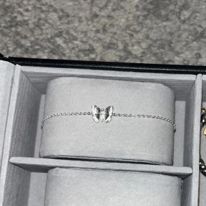Silver armband  - Super gulligt armand i silver med en fjäril. Super fin nu till sommaren. Aldrig använd då jag helst vill ha guld ( då jag säljer) Nypris 400kr säljer för 100kr 