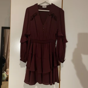 Klänning  - Klänningen var använd bara en gång.