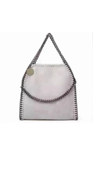 Kedje väska  - Säljer nu min älskade Stella McCartney liknade väska pg av att den inte kommer till användning längre, fick den i julas men har knappt använd den!❤️ säljer för 450, pris kan diskuteras,❤️