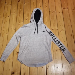 Hollister Sweatshirt - Nyskick, inköpt på Hollister i Florida, USA. 