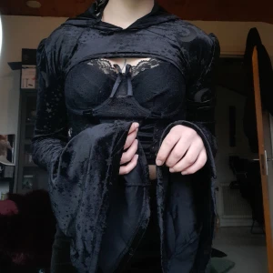 Killstar bolero  - Jättesnygg bolero från Killstar med korsettsnörning i ryggen, är i jättebra skick då jag knappt använt den