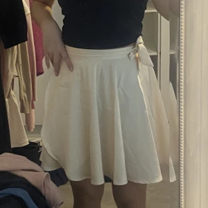 Kjol - Fin  satin kjol i storlek xs men den är justerbar så funkar upp t M typ