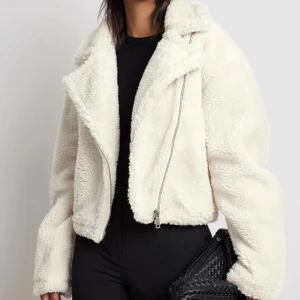 Teddy jacka nyskick! - Jackan köptes för ett tag sedan. Har andvänd en gång och aldrig mer för att den tyvärr är för liten! Jackan är fortfarande vit och fräsch samt inga fläckar. Skriv ifall ni är intresserade pris går att diskutera!🥰 Btw är 172 så rekommenderar till 170 ner🥰🥰