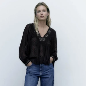 Zara tröja - svart slutsåld blus från zara, Helt ny med prislappar kvar. Säljer då jag ej hann returnera, nypris 399kr