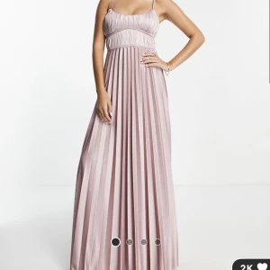 Jättefin balklänning  - Säljer denna jättefina balklänning från asos! Den är i storlek 34/36 och helt ny med lapparna kvar!! Inköpspris var 789kr och jag säljer den för 400kr