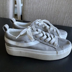 Sneakers strl. 38 - Använda ett par gånger. Köpta i London.