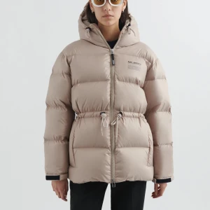 Axel Arigato dunjacka 36/Small - AXEL ARIGATO Dunjacka Storlek 36. Sparsamt använd, supervarm och härlig men kommer ej till användning. Gjord av återanvänd polyester och dun. Nypirs: 5050 kr Mitt pris: 2950  ink frakt 