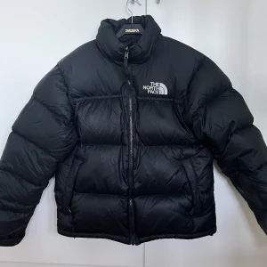 The north face dunjacka - En svart the north face dunjacka som inte kommer till användning längre. I gott skick och storlek S! Skriv om du har några frågor💕 Nypris 3500kr