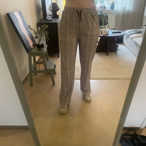 Rutiga byxor - Byxor från Nelly. Har en fläck uppe vid midjan som inte går bort, därav priset. Jttesköna! Funkar som mjukisbyxor och ute 