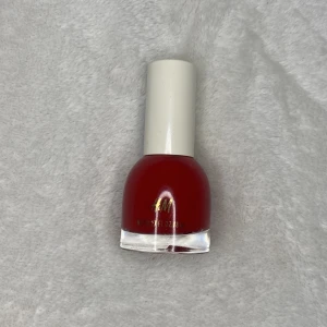 hm nagellack - nu säljer jag mitt röda nagellack från hm! fick den får några dagar sen men har inte kommit till användning. original priset är 50 kr men säljer för 20 kr. OBS! köparen står för frakten!