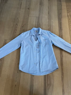 NNO7 Skjorta - Sthlm stils skjorta som är bra kvalitet och använd 4 gånger.