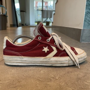 Skor - Säljer dessa jätte snygga skor från Converse. Lite smutsiga men gör självklart rent dem innan köp. (De är knappt använda)Nypriset är 800kr för dessa skor men säljer dem nu för 200 kr. (Nuvarande bud: 300kr)(fraktsumman här under stämmer inte)