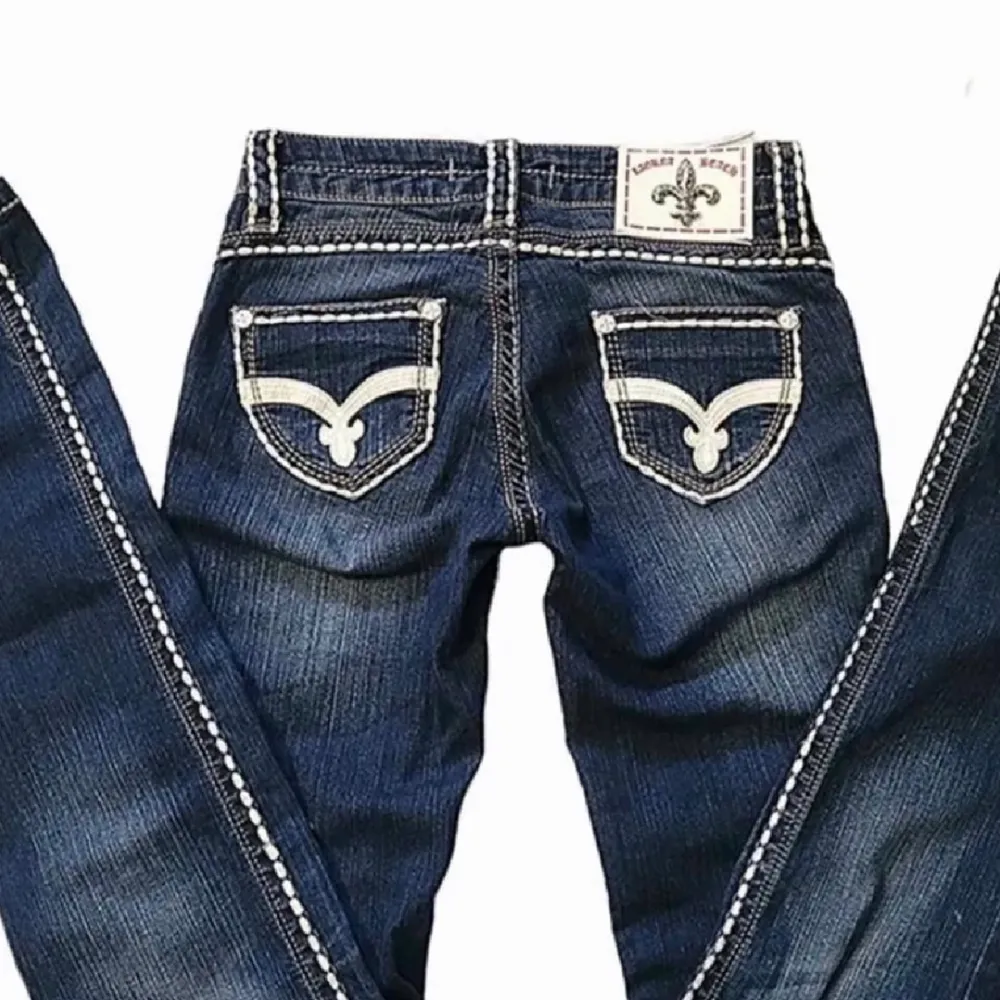 Lågmidjade utsvängda Jeans med vita detaljer från Laguna beach jeans co. Midjemått 68, Innerbensmått 86 Läggs upp igen pga oseriös köpare.  Köp direkt  350kr Kom privat för mer frågor 💌💌💌. Jeans & Byxor.