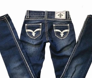 Laguna Beach Jeans - Lågmidjade utsvängda Jeans med vita detaljer från Laguna beach jeans co. Midjemått 68, Innerbensmått 86 Läggs upp igen pga oseriös köpare.  Köp direkt  350kr Kom privat för mer frågor 💌💌💌
