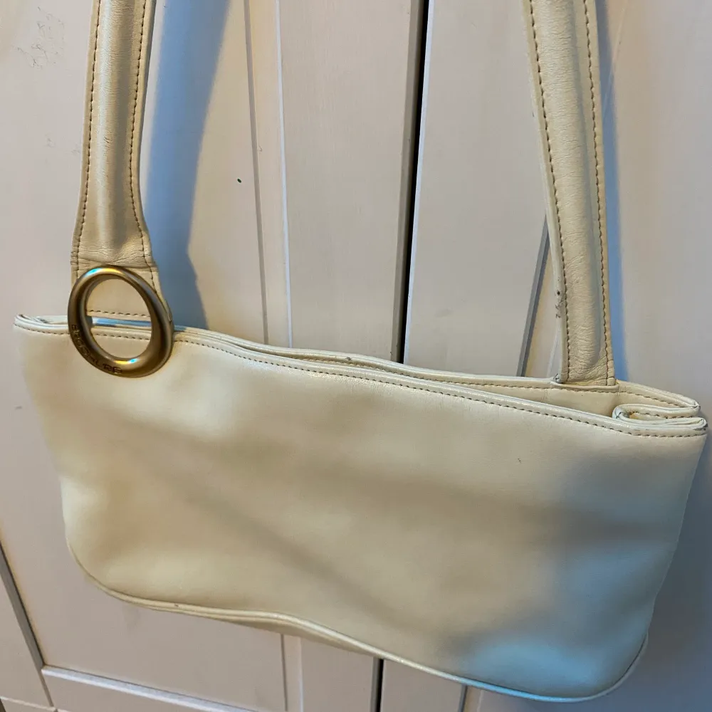 Ett jättesöt väska köpt på secondhand 💞den har även ett fin detalj på sidan!. Väskor.