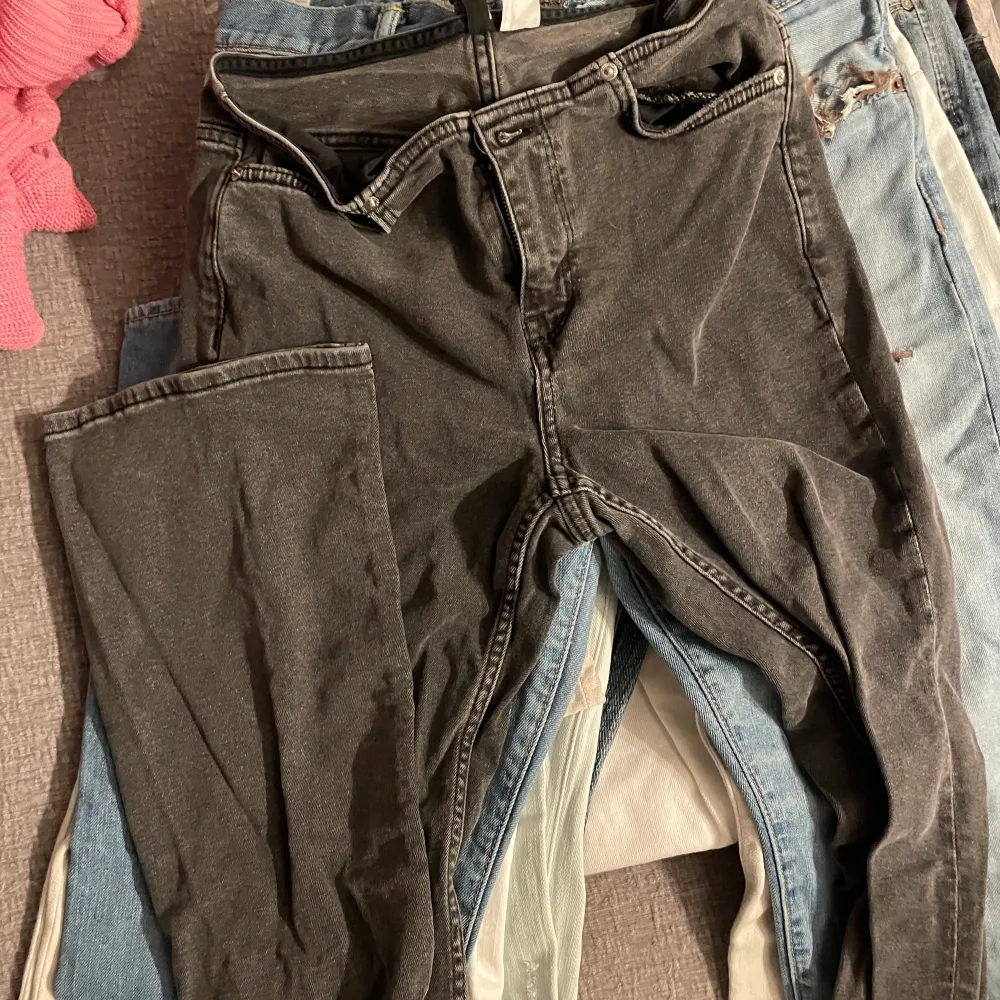 låga hm jeans i storlek 36, gråa och slutsålda . Jeans & Byxor.