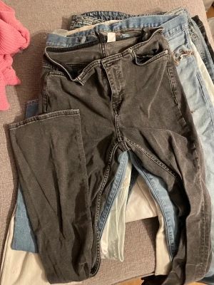 låga hm jeans - låga hm jeans i storlek 36, gråa och slutsålda 