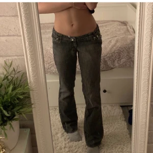 Lågmidjade Jeans - Jättefina True Religion-liknande jeans🥰 Inga skador, midjemått: ungefär 40cm rakt över, innebenslängd: 77cm❤️ Pris kan diskuteras🥰