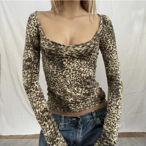 vintage leopard y2k topp - snygg tight leopard tröja. köpte nyss på plick men passade inte mig så säljer vidare. Köparen står för frakt. 💕