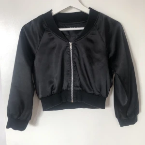 Jacka/Tröja - Strl. S från VILA