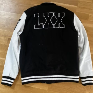 Jacka - Snygg och unik varsity jacka från New Era, inköpt på Sneakershyllan för ungefär två år sedan för 1200. Det är storlek XL, men sitter som L. Det är äkta skinn på ärmarna och jackan är såklart också den äkta. Hör av er vid frågor Köpare står för frakt