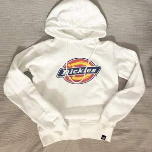 I princip helt oanvänd dickies hoodie! I storlek xxs men skulle mer säga att den är s!