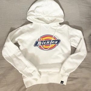 Dickies hoodie - I princip helt oanvänd dickies hoodie! I storlek xxs men skulle mer säga att den är s!