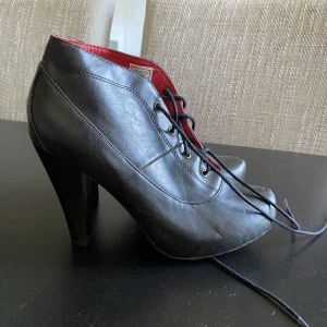 Klackade skor, pumps Strl. 38 - Märket är Tiamo.
