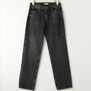 low straight jeans - säljer ett par svarta low straight jeans i storlek 32 från gina tricot 