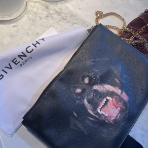 GIVENCHY ROTTWEILER Print Clutch  - Den perfekta krogväskan, lagom för dem viktigaste sakerna!  Mycket gott skick  Nästan oanvänd  Köpt för 3 år sedan  Säljer för 2000kr eller bud 