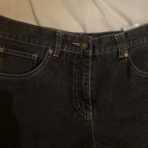 Snygga lågmidjade jeans med ljusa sömmar och coola detaljer. Byxorna är i mycket bra skick och säljs för att de ej passar mig längre. De passar för någon 167-180cm lång och en s/m i storleken. Skriv ifall ni vill ha mer information ;)