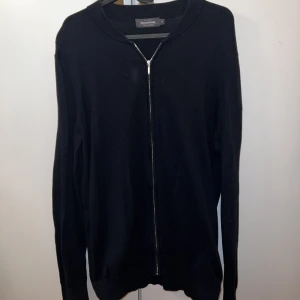Ziptröja - En fin och oanvänd mörkblå ziptröja ifrån dressmann. Storlek M, passar även L. Hör av er vid intresse!