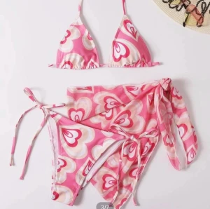 Rosa Bikini  - Rosa Bikini med rosa hjärtan samt med en cover up kjol. Kom privat om du har några frågor 💌