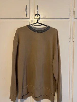 Acne studios sweatshirt - Säljer min acne studios tröja då den inte används. Den är någorlunda sliten men det är inget som syns på längre avstånd. Avgör själv om det stör.  Skick 7/10 Storlek S men passar M  