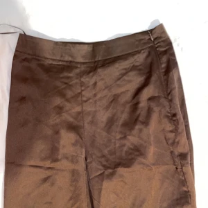 ”satin wide leg” byxor - superfina silkes byxor i perfekt skick. jag kan inte behålla dom eftersom byxorna är långa på mina ben. jag är 157 för referens. dessa byxor är för dig som är 170+. medium storlek. övrig information finns i tredje bilden. kan skicka fler bilder