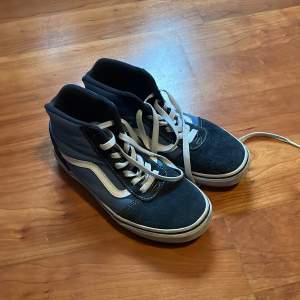 Höga vans. Köpta second hand men bara använda ca en gån av mig. Storlek 35 men passar mig som vanligtvis har 36 Köparen står för frakt 