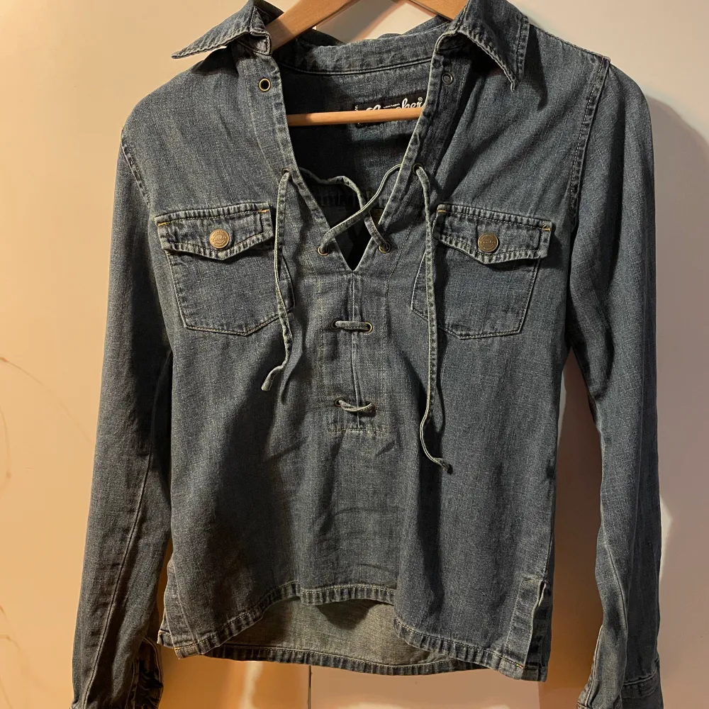 En vintage jeans skjorta i märket Crocker. Köpt 2022 i vintage butik🫶. Skriv privat om ni är intresserade! Frakt står köparen för. Skjortor.