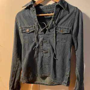 En vintage jeans skjorta i märket Crocker. Köpt 2022 i vintage butik🫶. Skriv privat om ni är intresserade! Frakt står köparen för