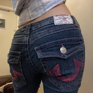True religion jeans  - Fetaste trueys jeans jag sätt. Rosa sömmar + rosa paljetter på fickorna. Modell joey. Bra skick. midjemått: 77 cm innerbensläng: 81 cm
