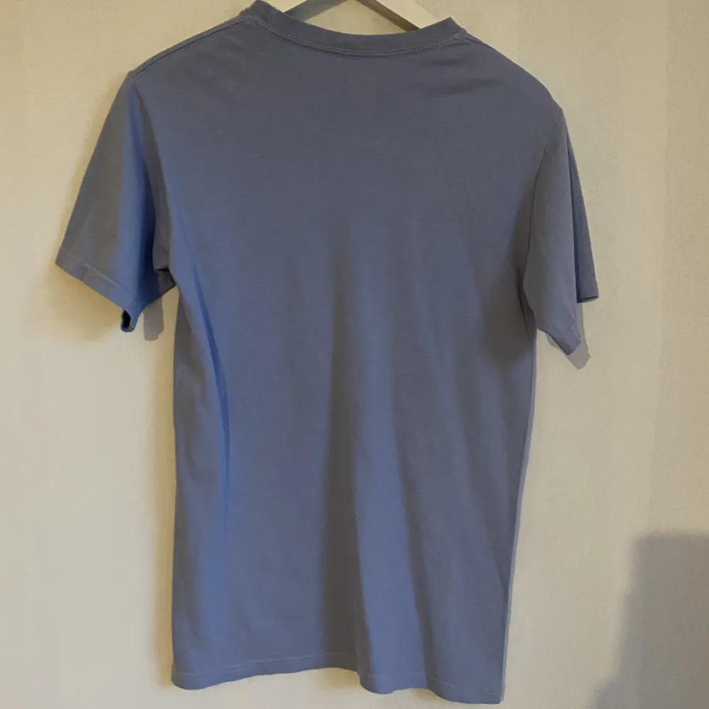 HUF legalize T-shirt   Reality sucks   Blå med berg motiv   Använd men i toppen skick   Storlek herr small . T-shirts.