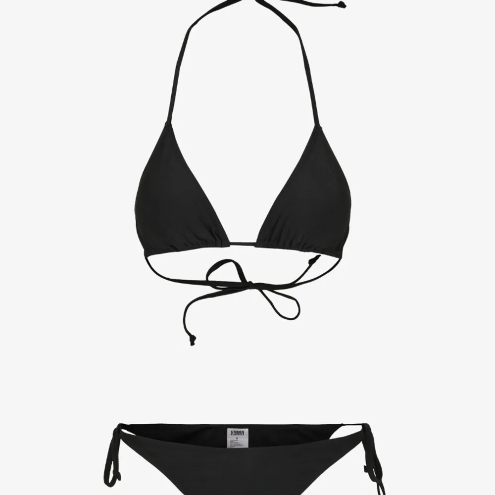 Säljer svart lågmidjad bikini, den är aldrig använd och lappen sitter kvar hör av er vid intresse!💘tryck inte på köp nu!. Övrigt.