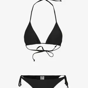Säljer svart lågmidjad bikini, den är aldrig använd och lappen sitter kvar hör av er vid intresse!💘tryck inte på köp nu!