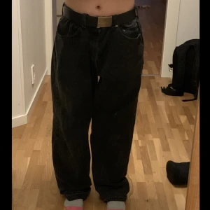 Svarta Levi's jeans - Skit snygga svarta Levi's 505 jeans.  Storlek W38 L32 regular fit men passar olika storlekar beroende på hur man vill att dem ska sitta. På mig sitter dem väldigt baggy, jag är 160 cm.