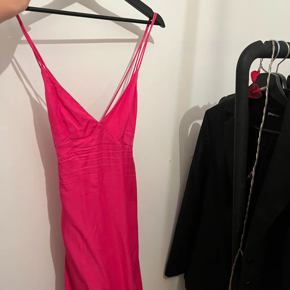 Superfin ceriserosa klänning som jag köpte i somras💖☀️. Klänningar.