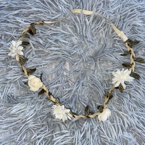 Håraccessoarer - Jag har bara använt vid ett tillfälle. (Frakten 15 kr) Skriv till mig innan du trycker på KÖP NU (Ger gratis vid köp av något över 200kr)