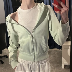 Mintgrön kofta - En mintgrön kofta från H&M. Säljer då den är för liten för mig och kommer inte till användning längre.💕 Den är liten i storlek, den är i storlek XS och passar både XXS och XS☺️
