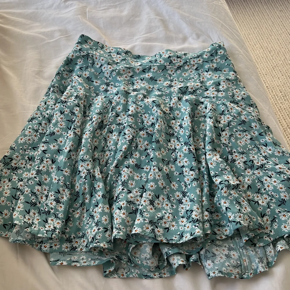 En kort och somrig kjol från zara i storlek XS❤️det finns shorts i kjolen som är i samma blommiga tyg🫶🏼. Kjolar.