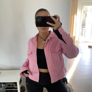Jacka - Säljer denna jättefina rosa jacka från nakd. 