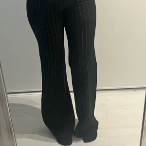 Randiga kostymbyxor  - Randiga kostymbyxor. Bra kvalite och sitter väldigt bra. Skulle säga att det passar både en s och m (jag brukar ha m och är 170 cm)