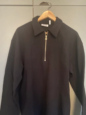 Halfzip långärmad Weekday - Storlek S, känns som M Rekommenderar för folk lite över 180cm. Mörk grå färg Väntade för länge med att lämna tillbaka varan pga den var för stor för mig, så den har aldrig varit använd